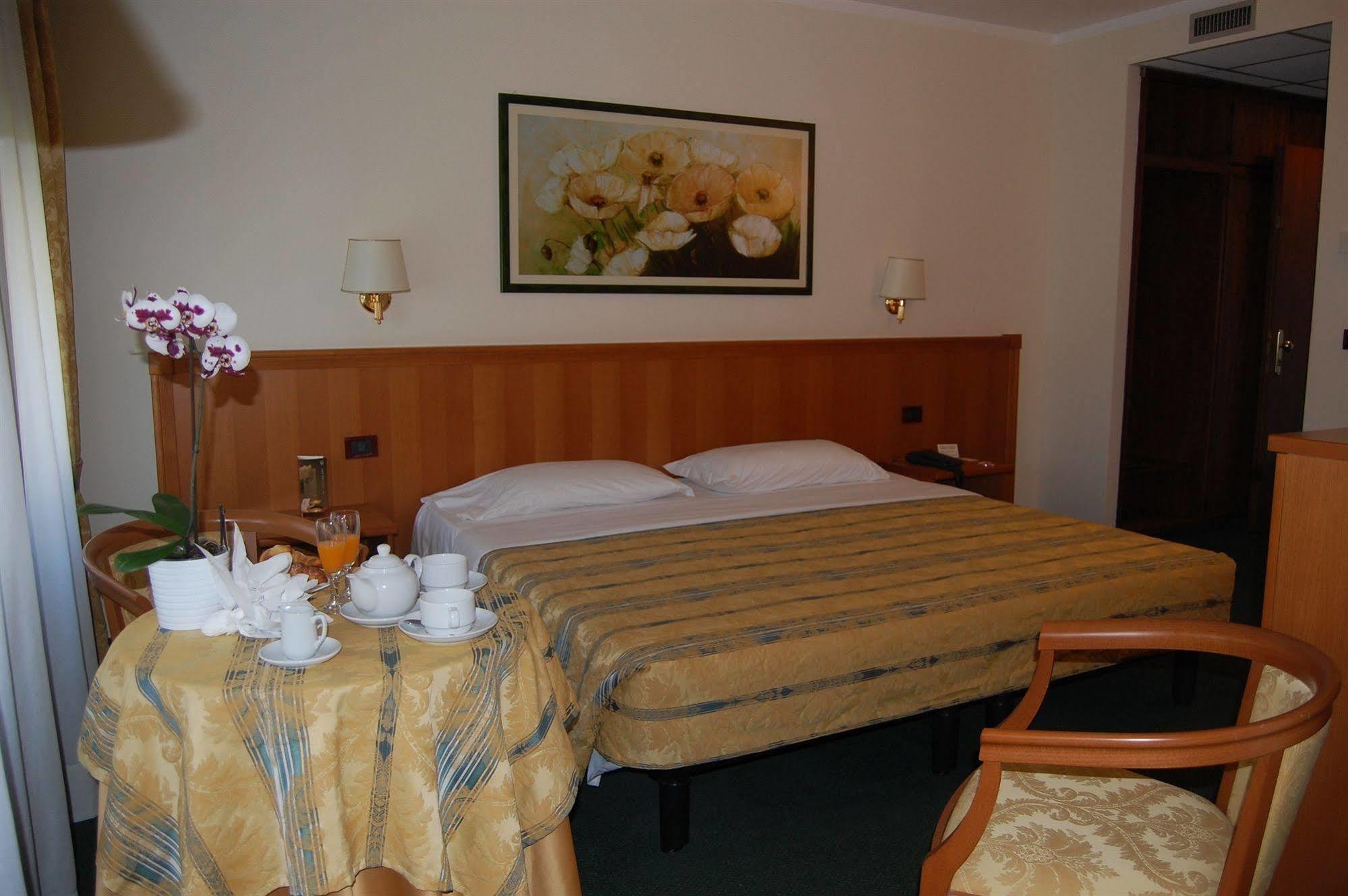 Hotel Galant Venaria Reale Esterno foto